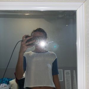 Cropped t-shirt with blue sleeves